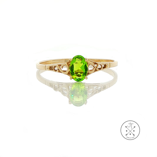 14k Yellow Gold Solitaire Ring with Peridot Oval Size 9 Nearly New August Birthstone